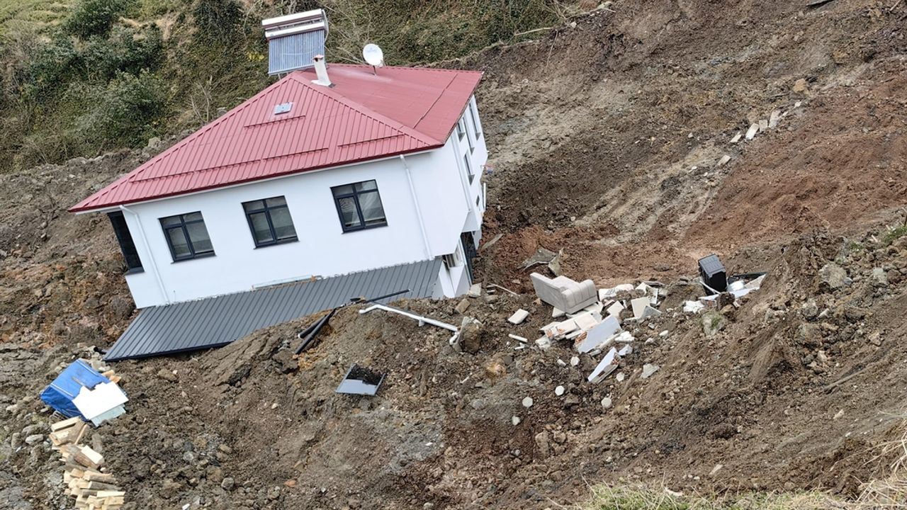 Artvin'de heyelan: 2 Katlı ev 50 metre sürüklendi
