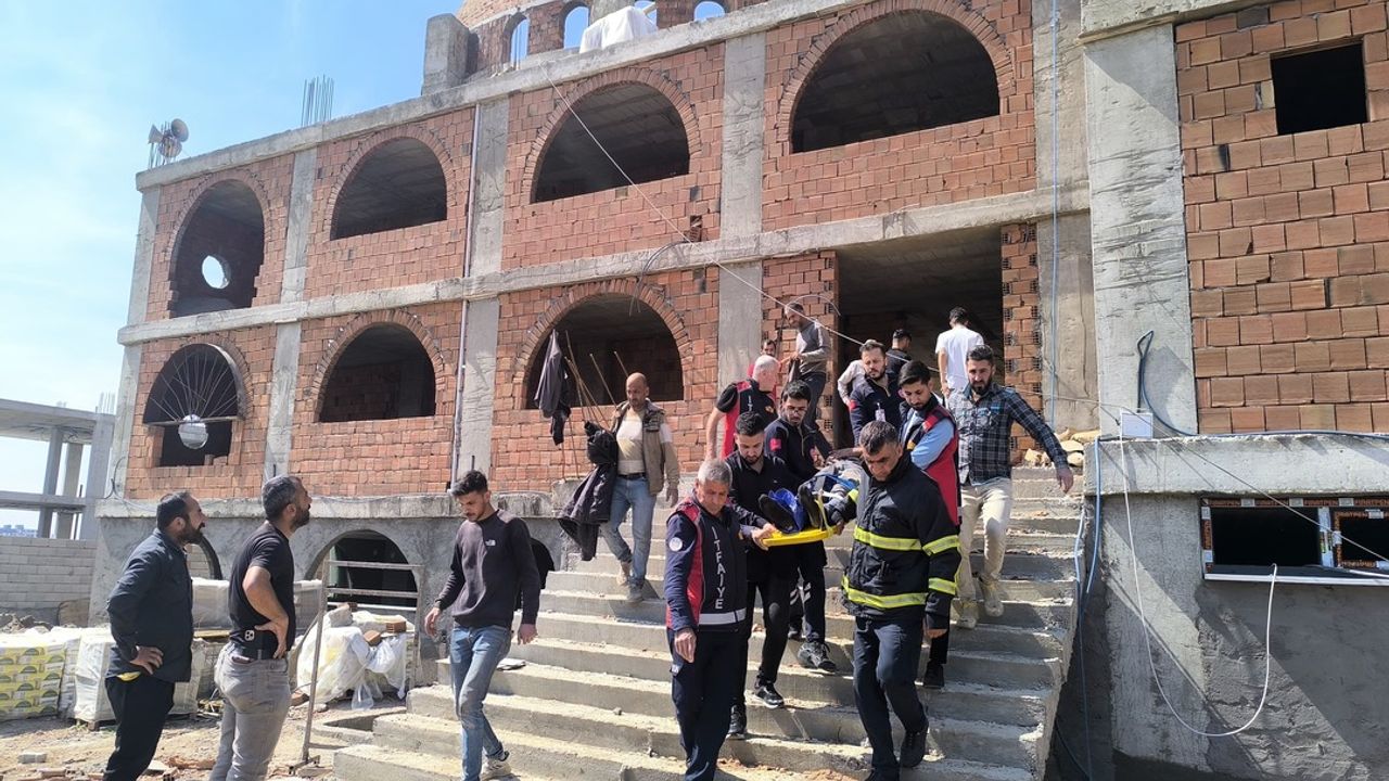 Mardin'de cami inşaatında iskelenin çökmesi sonucu 2 işçi yaralandı