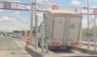 Avrasya Tüneli girişinde kamyonet uyarı levhasına çarptı