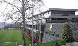 Ünlü futbolcunun babası Galatasaray tesislerini gezdi!