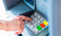 Nakit dönemi bitiyor mu? Dev banka tüm ATM'leri kaldırıyor!