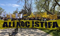 Kadıköy'de taraftarlardan "Yönetim istifa" tezahüratları