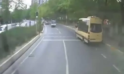 Ölümden bir saniyeyle kurtuldular! TIR'ın altında ezileceklerdi