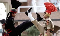 Hindistan askerinin “inek sidiği” içme ritüelinden sonra şimdi de topçu birliklerinin görüntüleri olay oldu!