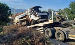 İş makinesini deviren sürücü faciayı engelledi