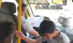 Bu da oldu! Mardin'de bir şoför direksiyon başında kitap okudu!