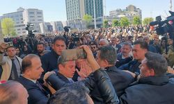 CHP lideri Özgür Özel'e cenaze çıkışı yumruklu saldırı!