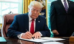Donald Trump imzaladı! Göçmenlere şok teklif: "Ücretsiz uçuş ve çıkış ikramiyesi"