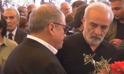 Ünlü isim Sırrı Süreyya Önder'in cenazesinde gözyaşlarına hakim olamadı!