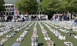Hollanda'da Gazze’de ölen sağlıkçılar için 1400 çift beyaz ayakkabı bırakıldı!