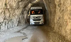 TIR tünelde sıkıştı, tarihi yol kapandı: Kemaliye’de ulaşım durdu