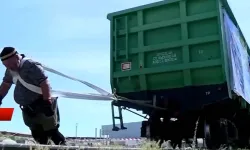 Kazak güç devi rekor kırdı: 120 tonluk 5 vagonu tek başına çekti!