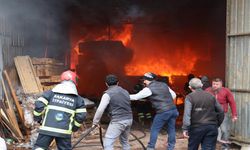 Sakarya'da mobilyacılar çarşısında çıkan yangına müdahale ediliyor
