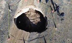 Aksaray'da 15 metre derinliğinde oluşan dev obruk yetkilileri harekete geçirdi