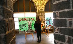 Yeşilay Haftası kapsamında Diyarbakır'da bağımlılıkla mücadele eden bireylerin duygularını yansıttığı resimler sanatseverlerle buluştu