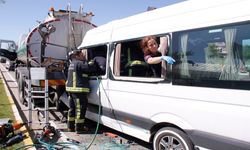 Tur minibüsü ile su tankerine çarpıştı, sıkışan sürücü 3 saatte kurtarıldı