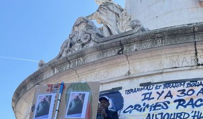 Namaz kılarken bıçaklanarak katledilen genç, Paris’te gözyaşlarıyla anıldı