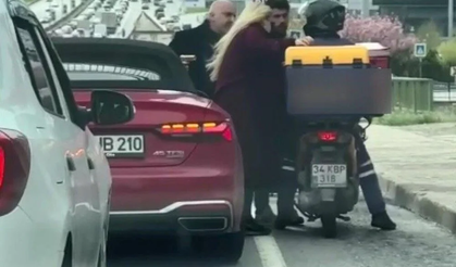 Trafikte dehşet: Sürücü, moto kuryeye silah doğrulttu!