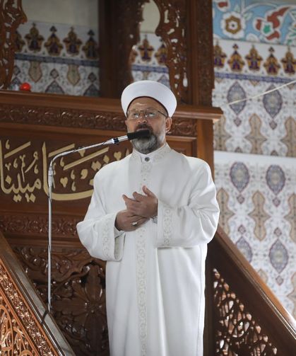 Diyanet'ten iki farklı hutbe dikkat çekti: Hutbe yolda değişti!
