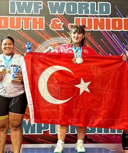 Milli haltercimiz Fatmagül Çevik "Gençler Dünya Halter Şampiyonu" oldu! Altın madalyayı kazandı
