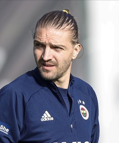 Tecrübeli futbolcu Caner Erkin'den emeklilik iddialarına net yanıt