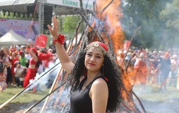 Edirne’de Kakava coşkusu: Binlerce kişi ateşin etrafında buluştu!