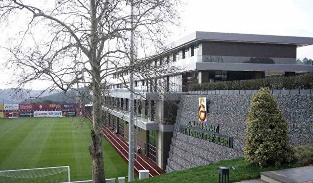 Ünlü futbolcunun babası Galatasaray tesislerini gezdi!