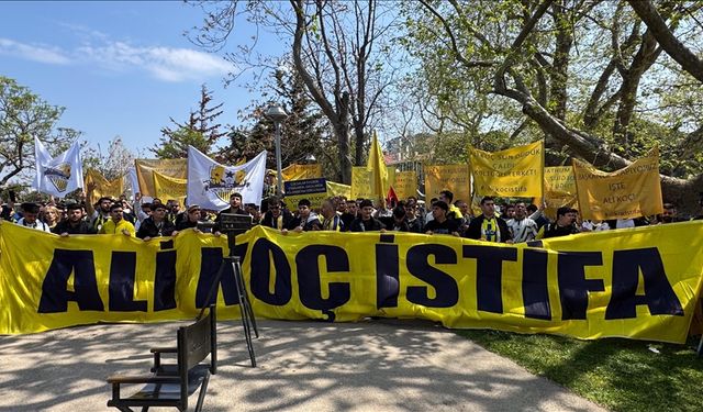 Kadıköy'de taraftarlardan "Yönetim istifa" tezahüratları