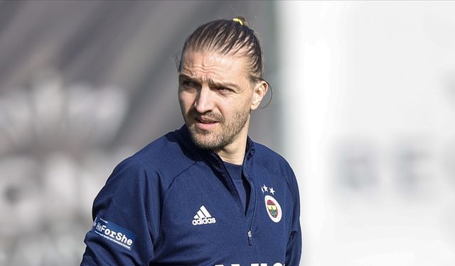 Tecrübeli futbolcu Caner Erkin'den emeklilik iddialarına net yanıt