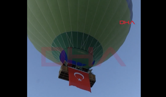 Kapadokya'da görsel şölen! Balonlar Türk Bayraklarıyla semalarda