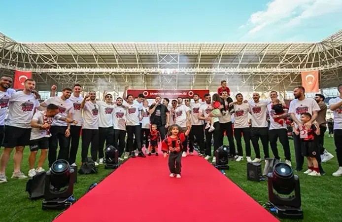 Gençlerbirliği tarih yazdı! Süper Lig yükselişi Eryaman'da coşkuyla kutlandı
