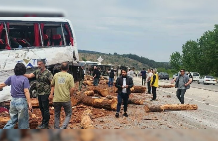 Çanakkale’de feci zincirleme kaza: 6 kişi hayatını kaybetti!