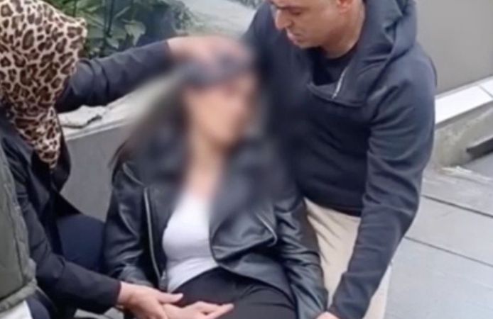 Metroda ölümden döndü: Üzerine reklam panosu düştü