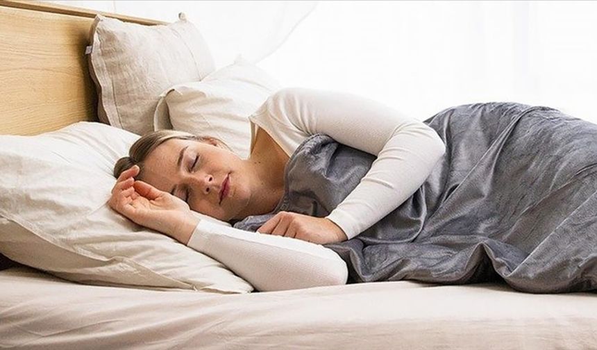 1. Kaliteli uyku ile güne başlayın
Sabah enerjik uyanmanın ilk koşulu, gece boyunca kaliteli ve yeterli uyumaktır. Yetişkinler için ideal uyku süresi 7-9 saat arasıdır. Uyku öncesi ekran kullanımını sınırlandırın. Odanızın karanlık, sessiz ve serin olmasına özen gösterin.
