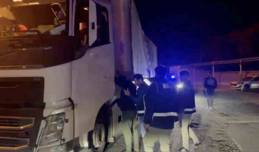 Binlerce kaçak sigarayı balyaların arasına gizlemişler
