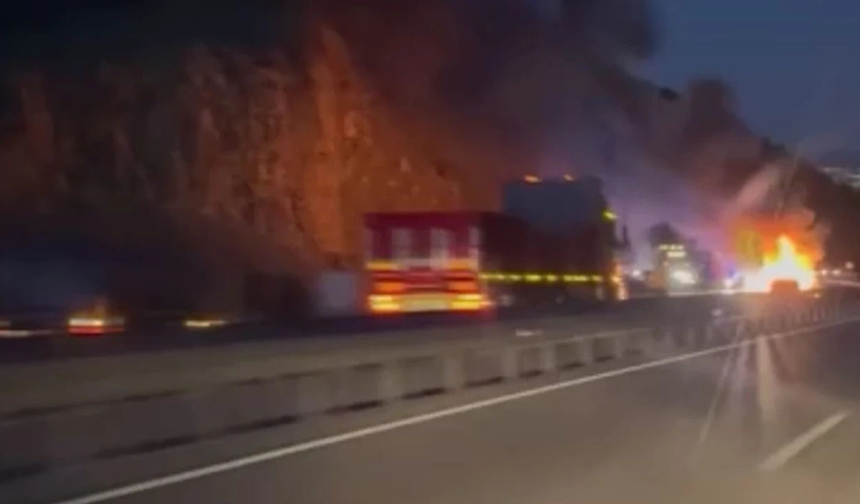 Bir anda alev topuna döndü! Ayaş'ta seyir halindeki otomobil alev alev yandı