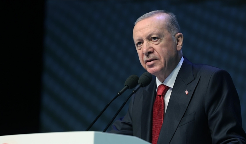 Cumhurbaşkanı Erdoğan, "Ülkemizin toprak bütünlüğü, resmi dilimiz ve bayrağımız asla tartışma konusu olamaz"