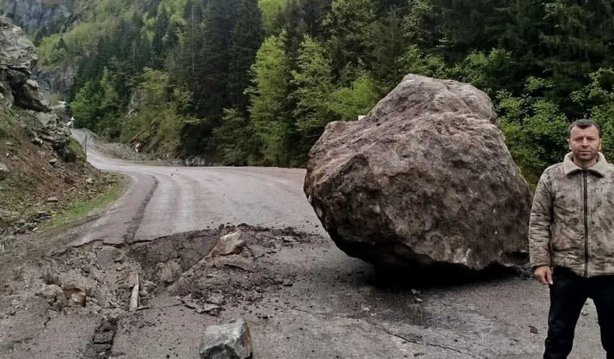 Kayanın altında kalmaktan son anda kurtuldular!