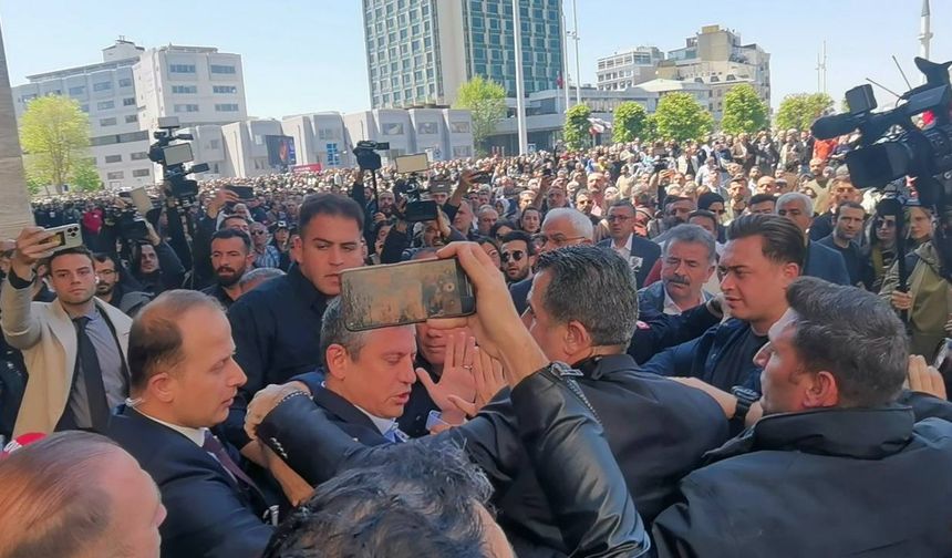 CHP lideri Özgür Özel'e cenaze çıkışı yumruklu saldırı!