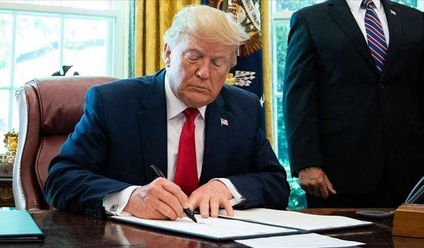 Donald Trump imzaladı! Göçmenlere şok teklif: "Ücretsiz uçuş ve çıkış ikramiyesi"