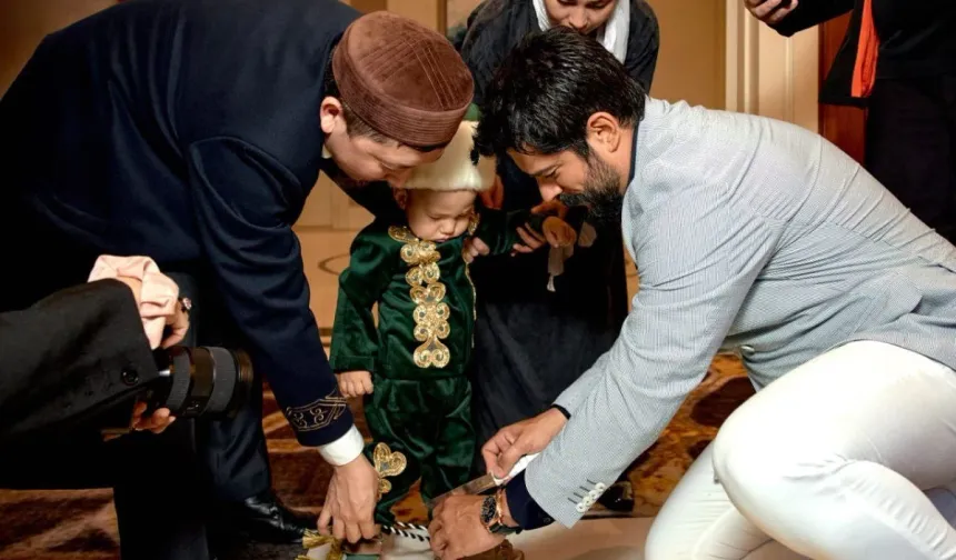 Burak Özçivit Kazak çocuğunun “töreyle” ilk adımına eşlik etti