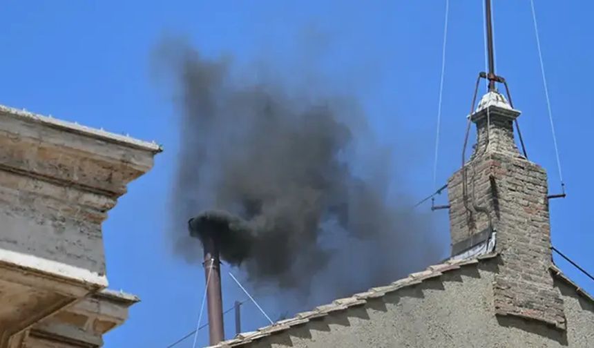 Siyah duman yükseldi! Vatikan’da yapılan 2. gün oylamasında yeni papa seçilemedi