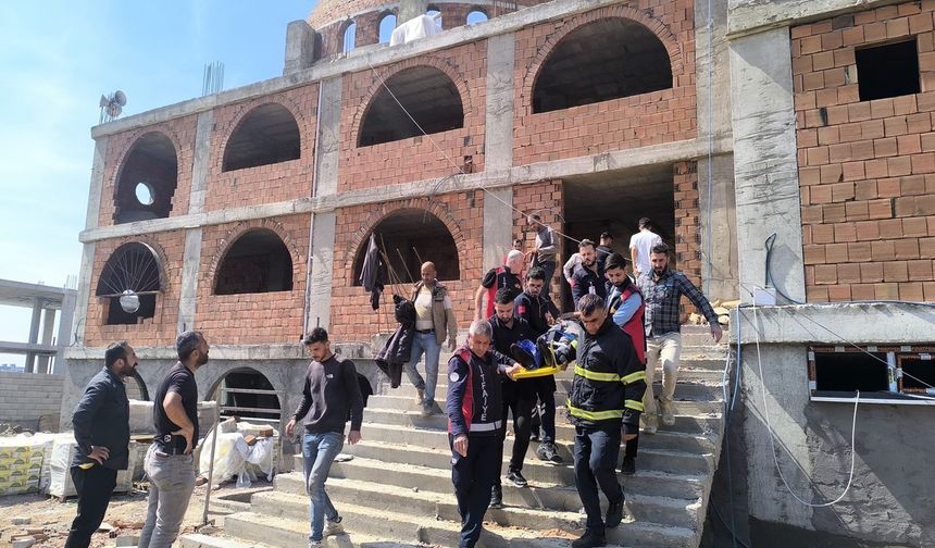 Mardin'de cami inşaatında iskelenin çökmesi sonucu 2 işçi yaralandı
