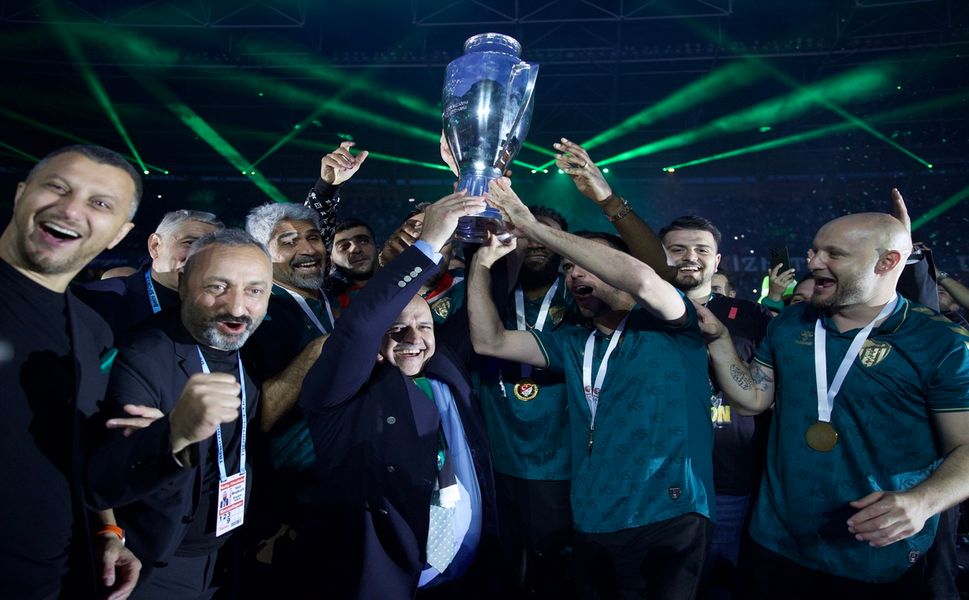 Kocaelispor, şampiyonluk kupasını kaldırdı