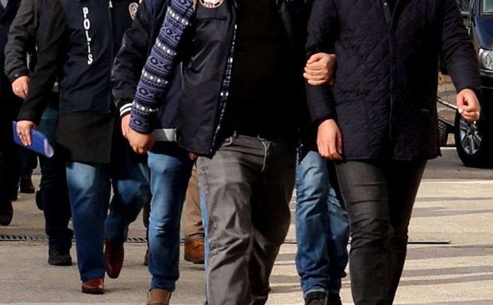 Öğrencileri kandırıp yurtdışına götürüyorlardı! FETÖ operasyonunda 77 zanlı tutuklandı