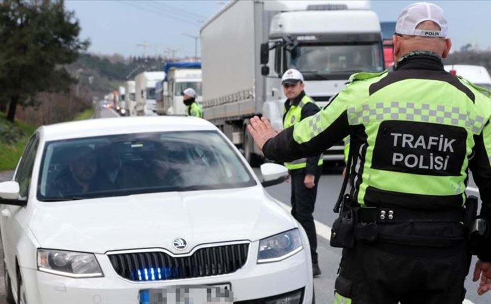 Trafikte telefonla konuşana ceza yağıyor!