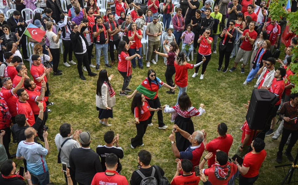 İran’da kazandılar, İstanbul’da kutladılar! Şampiyon Traktör taraftarları İstanbul’u kırmızıya boyadı