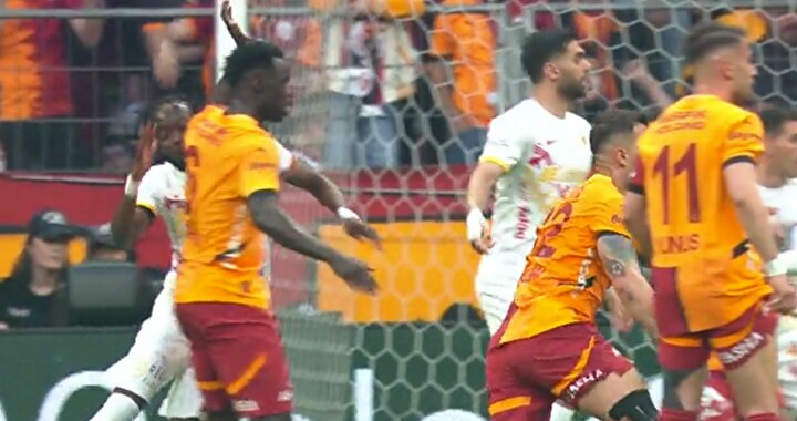 Galatasaray'ın 'şampiyonluk selfie'sine kırmızı kart
